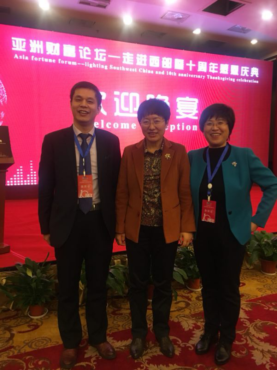 仟億達(dá)集團(tuán)董事長鄭兩斌先生（左）與山東省副省長兼山東工商聯(lián)主席王隨蓮（中）、山東省工商聯(lián)副主席孫美菊（右）
