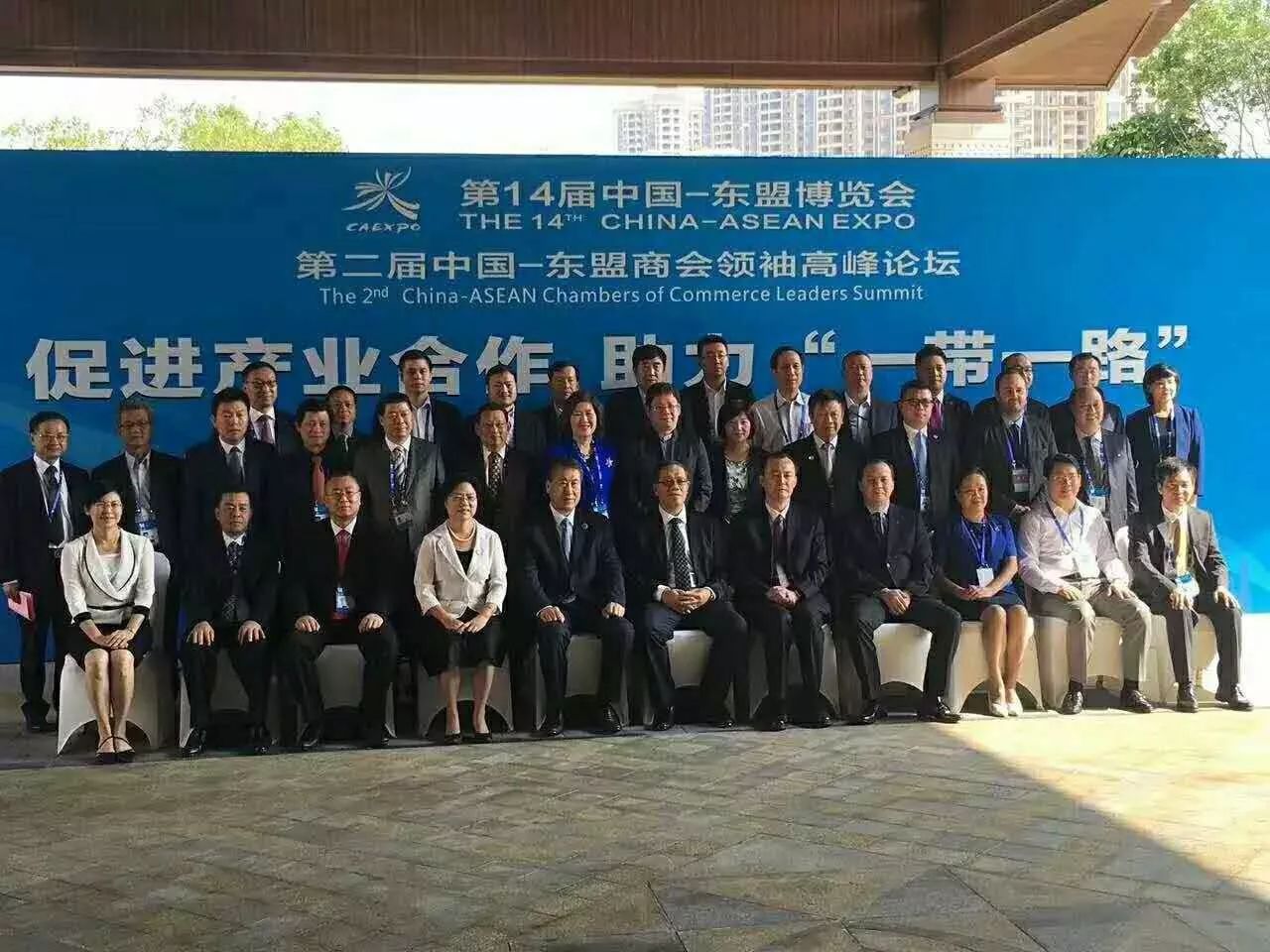 全國工商聯(lián)副主席黃榮(首排右5)、廣西壯族自治區(qū)副主席陳剛(首排右6)與仟億達集團董事長鄭兩斌(三排左3)等嘉賓合影
